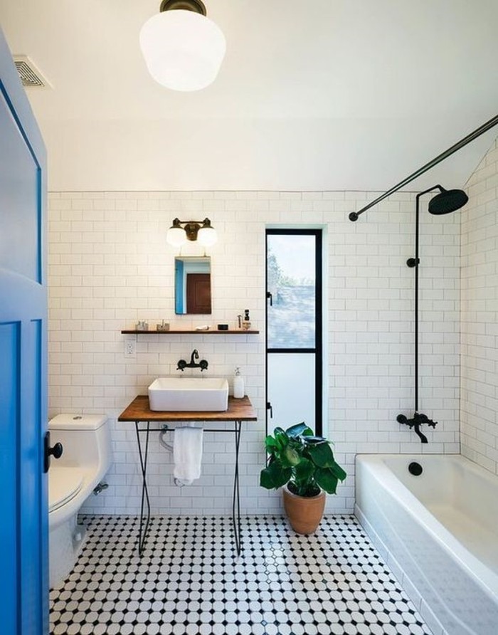 skandinavisches-Badezimmer-Interieur-interessante-Bodenfliesen-blaue-Tür