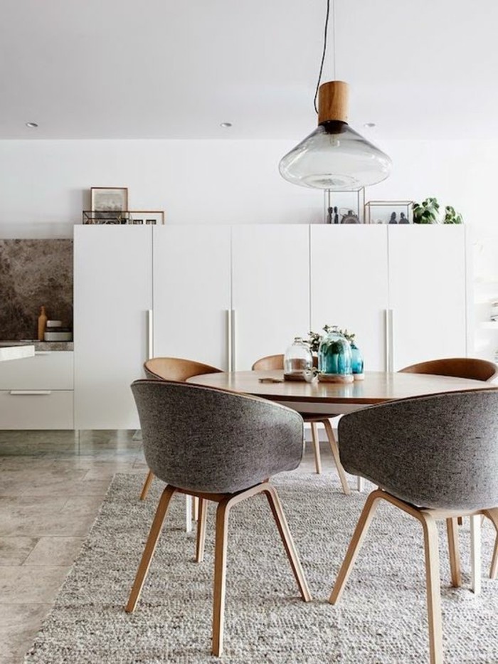 skandinavisches-Esszimmer-Interieur-graue-Stühle-mit-elegantem-Design