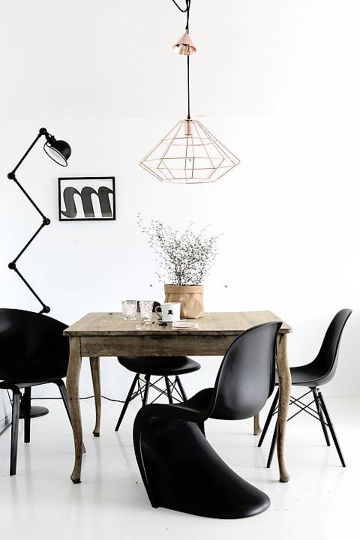 skandinavisches-Interieur-Kupfer-Leuchten-großartiger-Stuhl-in-Schwarz