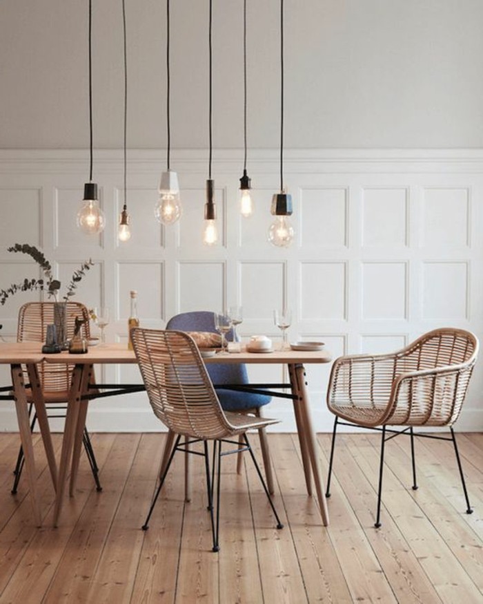 skandinavisches-Interieur-Pendelleuchten-Stühle-mit-einfachem-Design