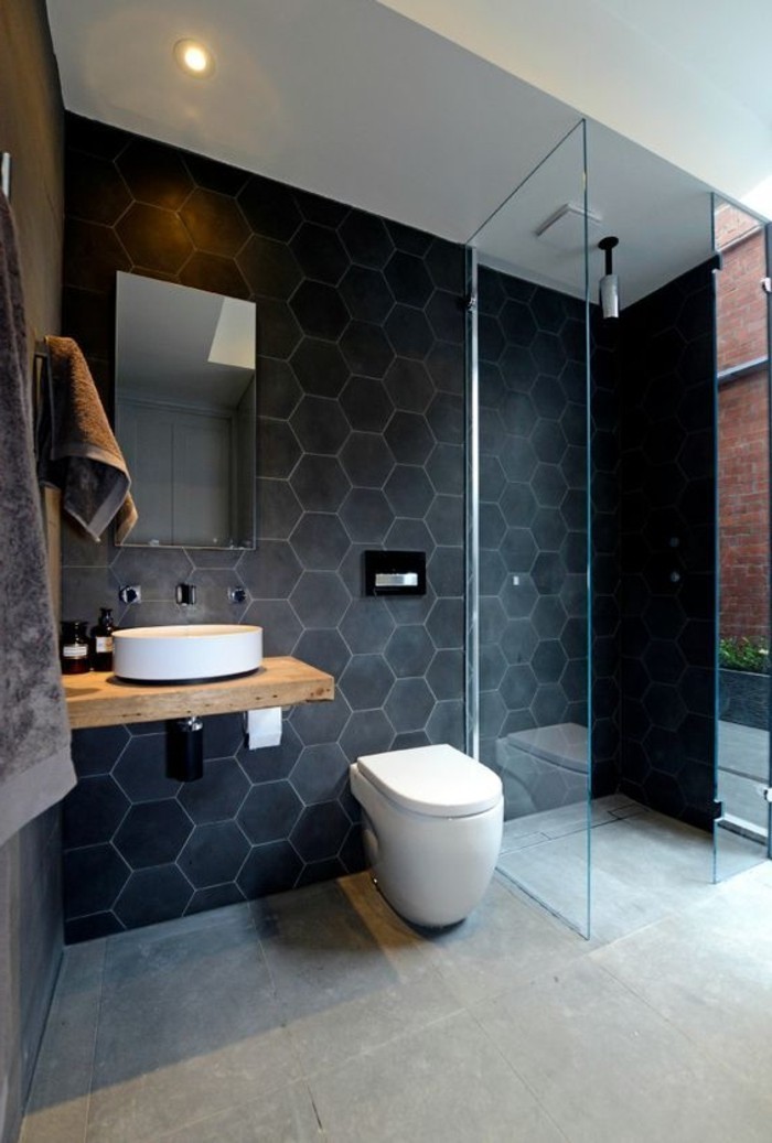 stilvolles-Badezimmer-gestalten-schwarze-eckige-Wandfliesen
