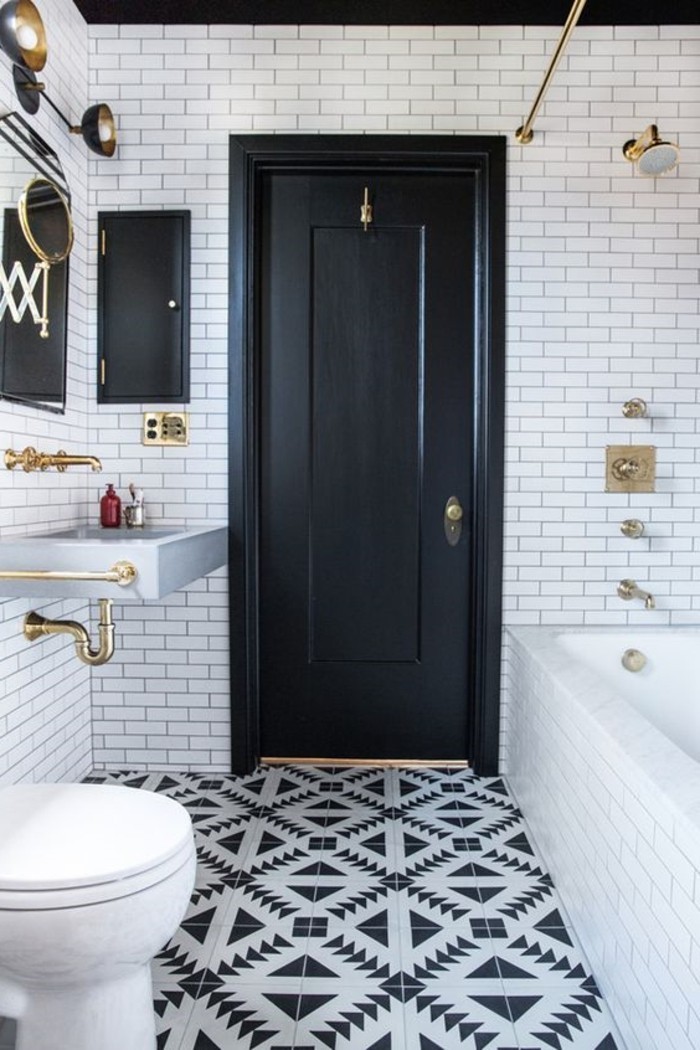 stilvolles-schwarz-weißes-Badezimmer-Interieur-fantastische-Fliesen