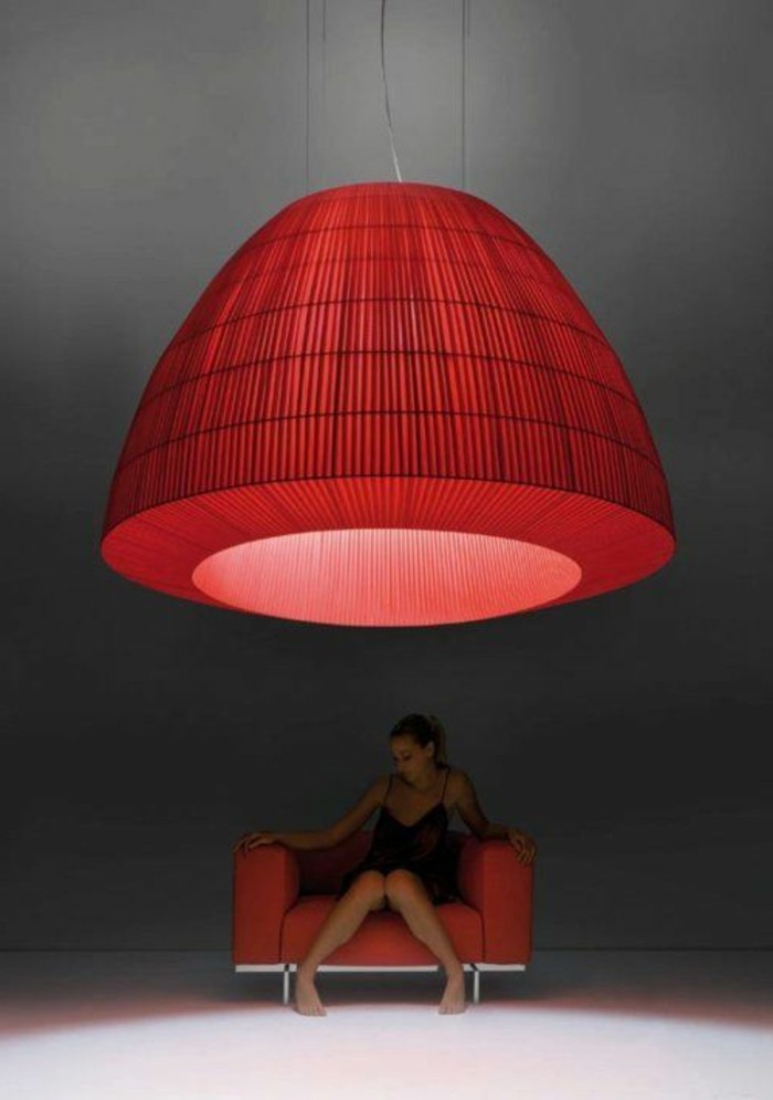 super-große-contemporary-Lampe-in-roter-Farbe