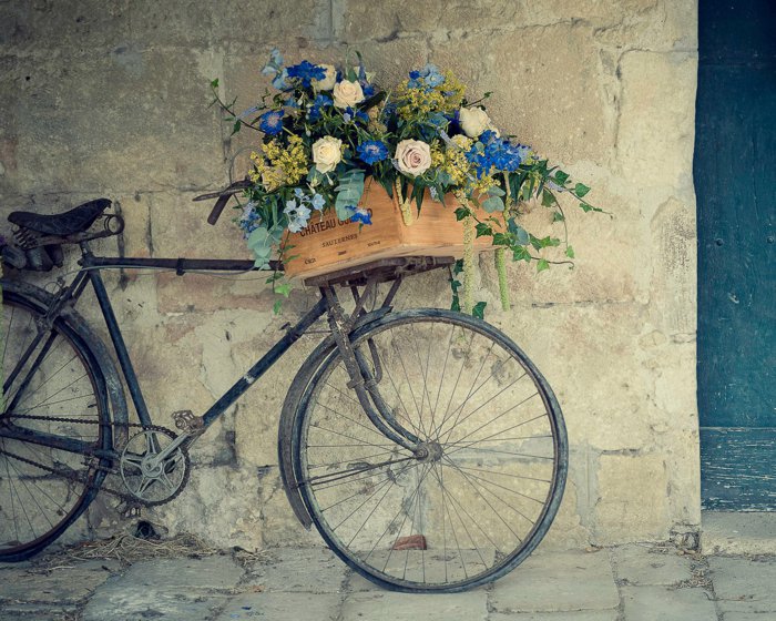 super-retro-Fahrrad-geschmückt-mit-Blumen