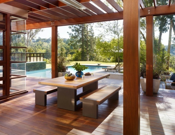 terrassengestaltung-ideen-moderner-tisch-mit-sitzbänken