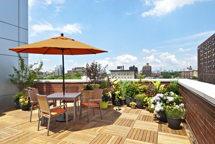 terrassengestaltung-ideen-schöner-sonnenschirm-orange-farbe