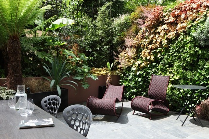 terrassengestaltung-ideen-wunderschöne-umgebung-grüne-pflanzen