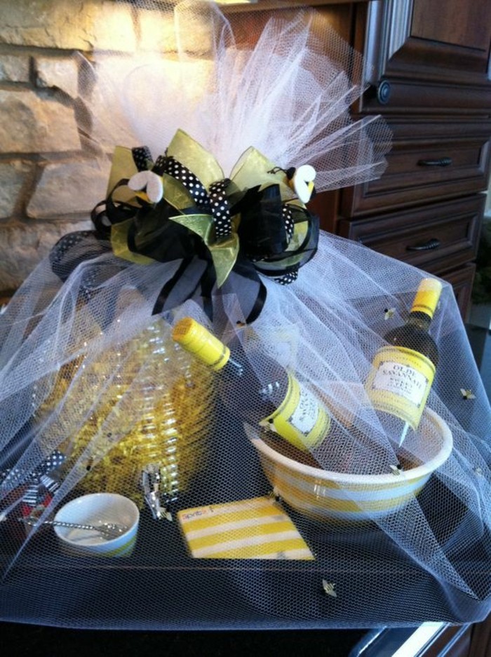thematischer-Bienenkorb-Wein-Geschenkset-und-Honig-verpackt-mit-Tüll