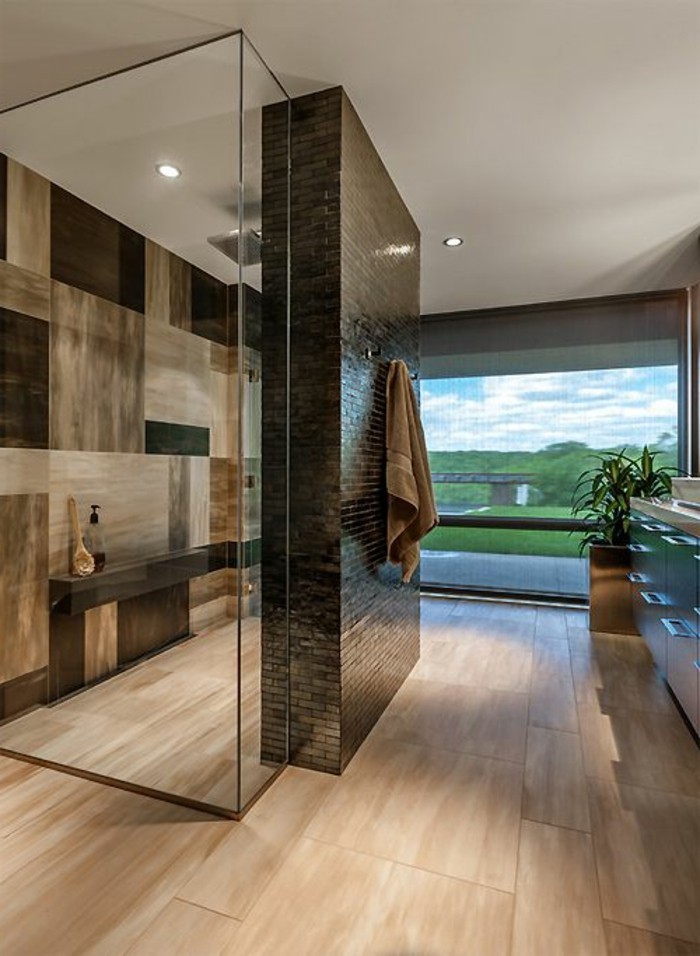 tolle-glaswand-dusche-im-schicken-großen-badezimmer