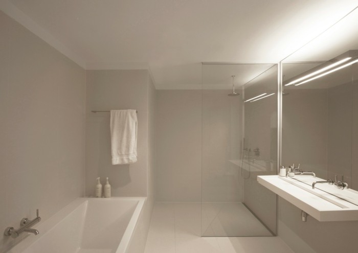 tolle-große-walk-in-dusche-aus-glas-minimalistisches-bad-mit-indirekter-beleuchtung