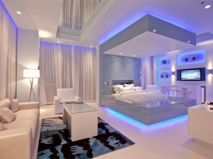 tolle-led-beleuchtung-im-weißen-modernen-schlafzimmer