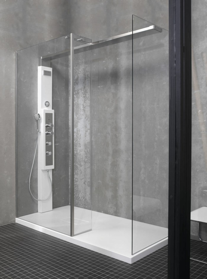 tolles-kleines-badezimmer-glaswand-dusche-graue-wandgestaltung