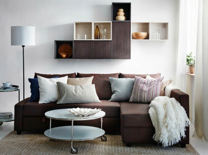 tolles-sofa-und-elegante-kissen-farbe-cappuccino-und-weiß-im-wohnzimmer