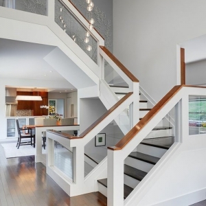 Treppe mit Glasgeländer für schickes Interieur