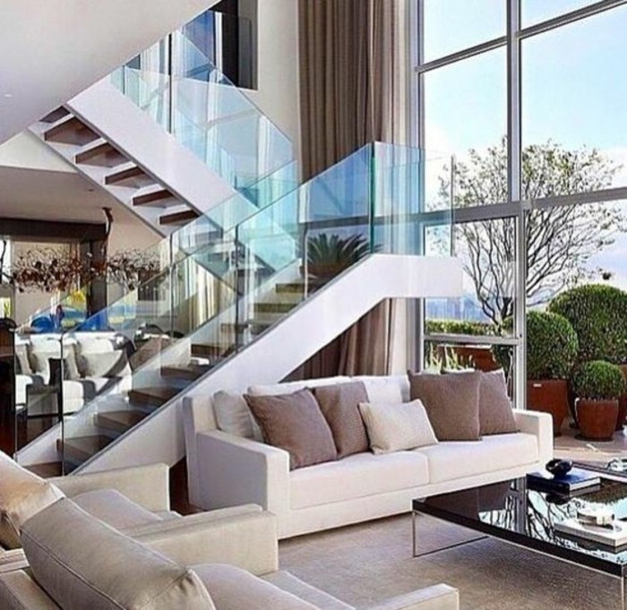 treppe-mit-glasgeländer-wohnzimmer-design