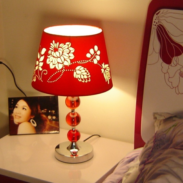unikale-schlafzimmer-lampe-für-den-nachttisch-rote-gestaltung