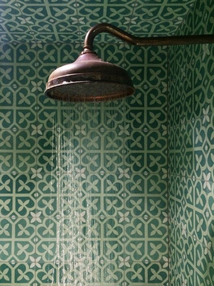vintage-Badezimmer-Interieur-retro-Modell-Dusche-grüne-Badfliesen
