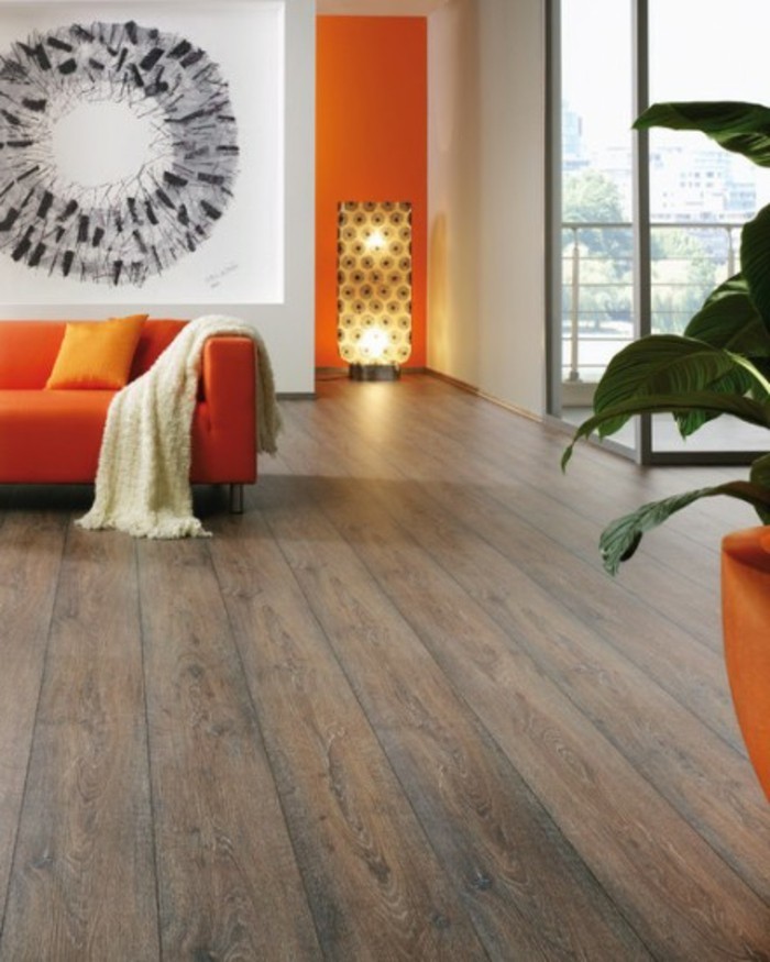 vinylboden-verlegen-wunderschönes-modell-wohnzimmer-orange-sofa