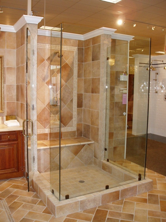 walk-in-dusche-aus-glas-mit-großen-schönen-badfliesen