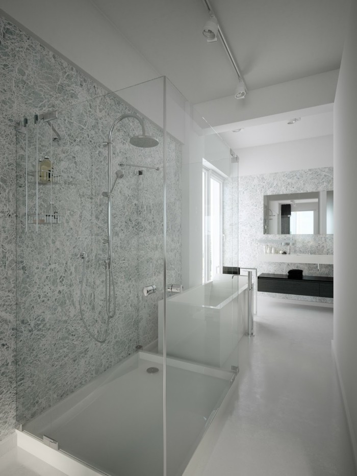 walk-in-dusche-aus-glas-moderne-minimalistische-badezimmer-ausstattung