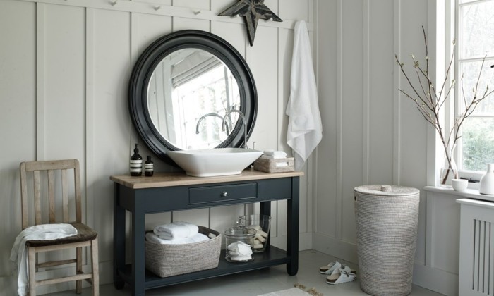 waschtisch-holz-runder-spiegel-kleines-schönes-badezimmer