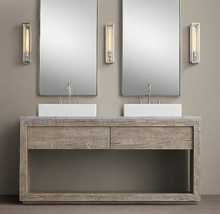 waschtischplatte-aus-holz-zwei-schöne-spiegel-an-der-wand-im-badezimmer