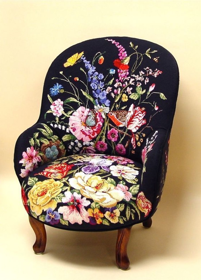 weicher-bequemer-schwarzer-Sessel-dekoriert-mit-Blumen