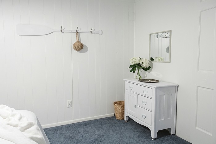 weiße-badmöbel-selber-bauen-kreatives-weißes-modell-badezimmer