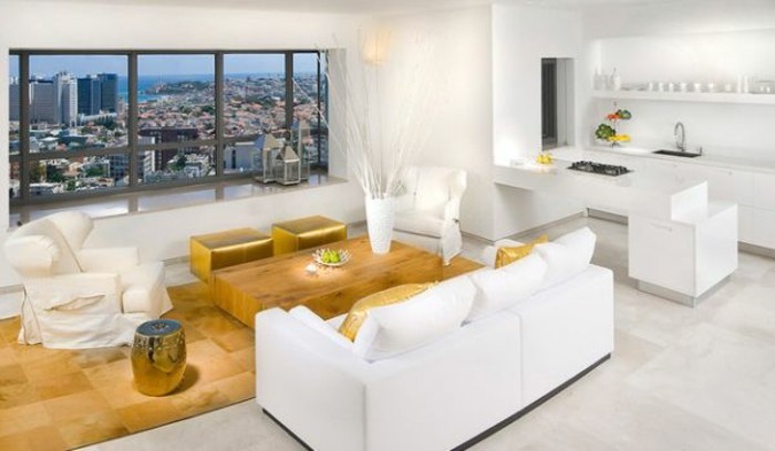 weiße-möbelstücke-farbe-gold-im-luxuriösen-wohnzimmer