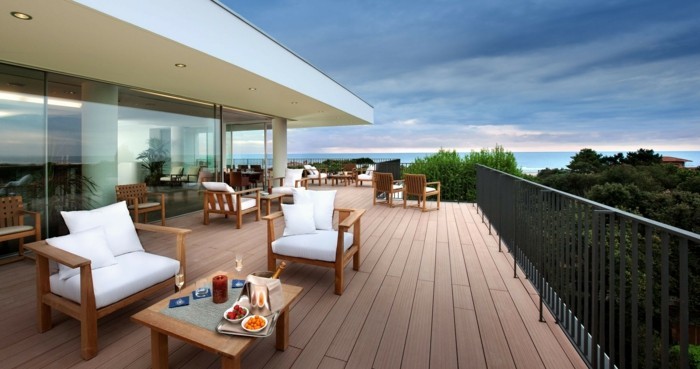 weiße-stühle-auf-der-modernen-terrasse-herrliches-ambiente