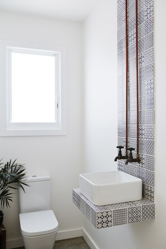 weißes-Badezimmer-Interieur-mit-orientalischen-Motiven