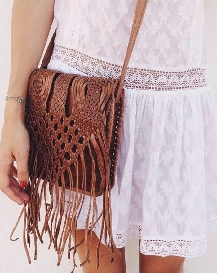 weißes-Kleid-mit-Spitze-kombiniert-mit-brauner-Handtasche-aus-Leder