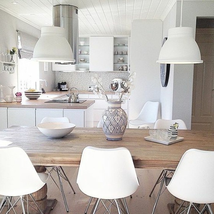weißes-Küchen-Interieur-moderne-weisse-Stühle