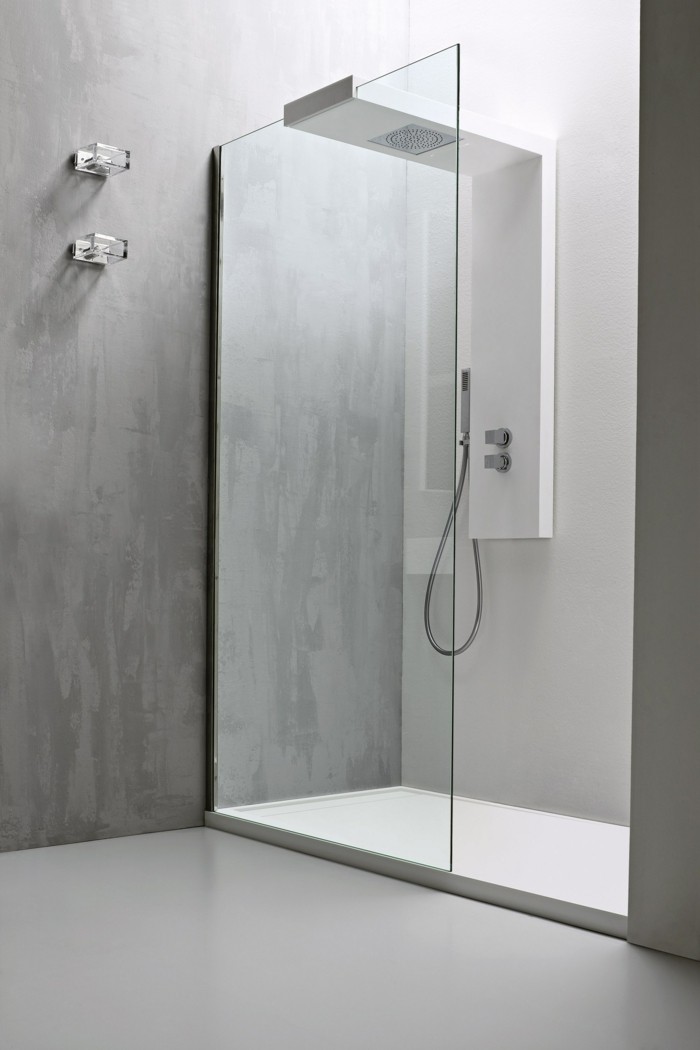 weißes-minimalistisches-badezimmer-mit-schöner-duschkabine-aus-glas
