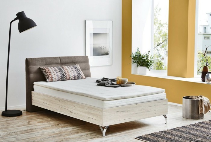 weißes-modell-schlafzimmer-polsterbett-mit-bettkasten-stehende-lampe