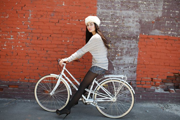 weißes-vintage-Fahrrad-mit-schönem-Design