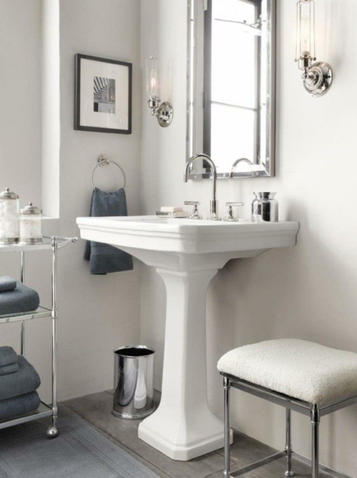 weißes-waschbecken-im-kleinen-badezimmer-eleganter-spiegel