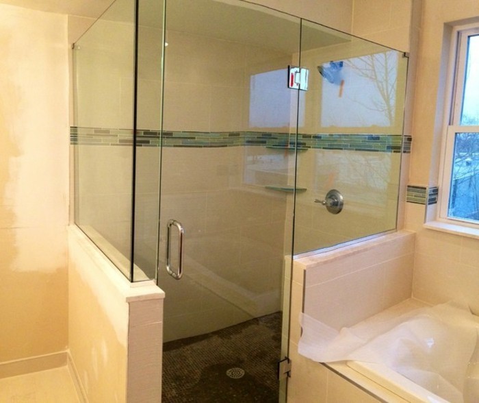 wunderschöne-duschkabine-aus-glas-im-kleinen-badezimmer