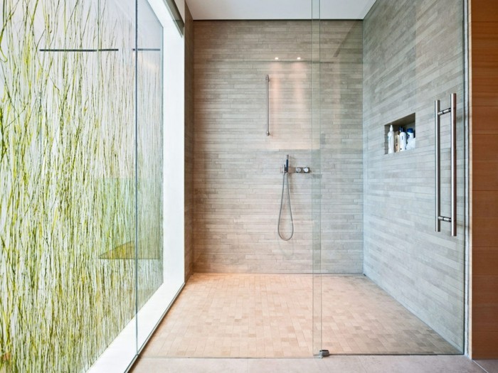 wunderschöne-glaswand-dusche-im-luxus-badezimmer