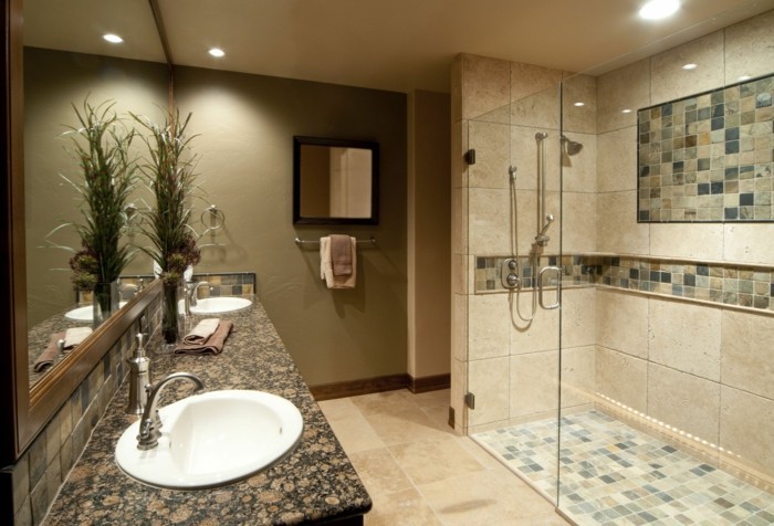 wunderschöne-große-duschkabine-aus-glas-im-badezimmer