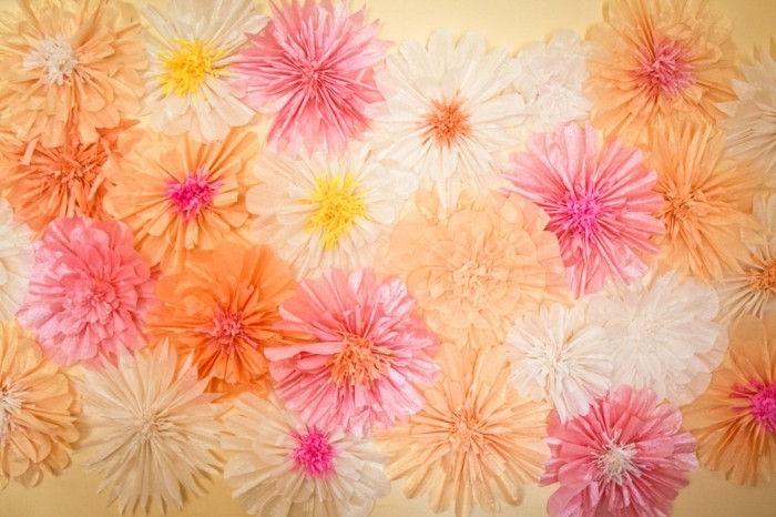 wunderschöne-papierblumen-foto-von-oben-genommen-frische-farben