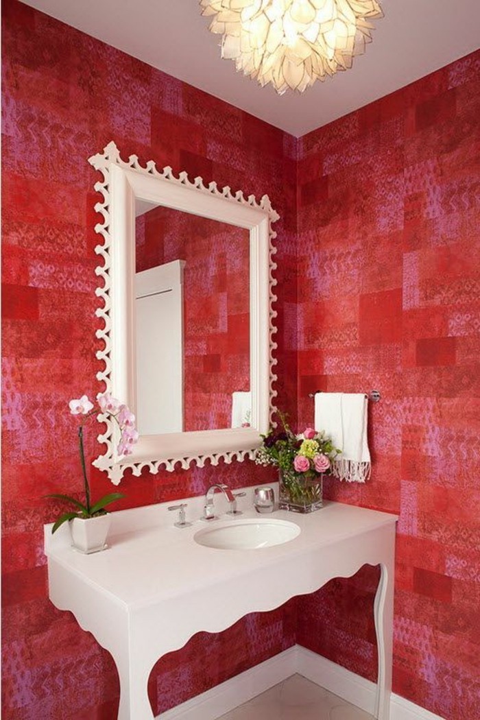 wunderschöner-spiegel-mit-weißem-rahmen-an-der-wand-im-kleinen-badezimmer-waschtischplatte
