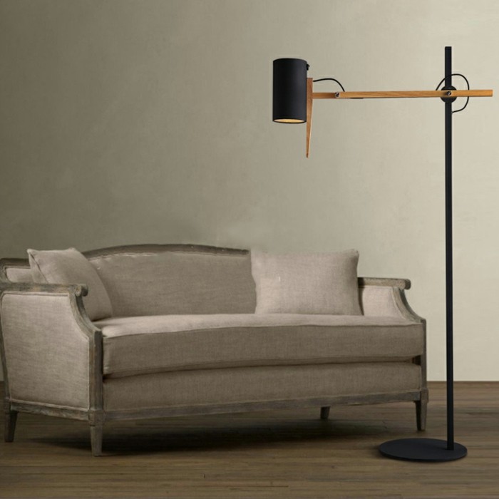 wunderschönes-design-originelle-standlampe-neben-einem-sofa