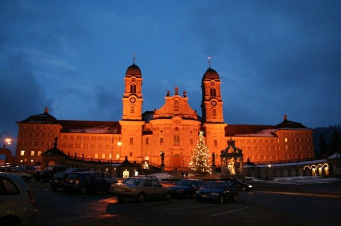 wunderschönes-foto-Kloster- Einsiedeln-Schwitzerland-barock-architektur