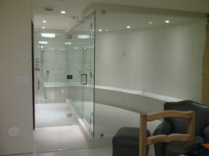 wunderschönes-kleines-badzeimmer-elegante-gläserne-duschkabine