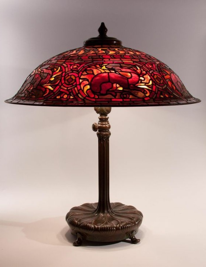 wunderschöne-rote-Tiffany-Lampe-aus-hochwertigem-Glas