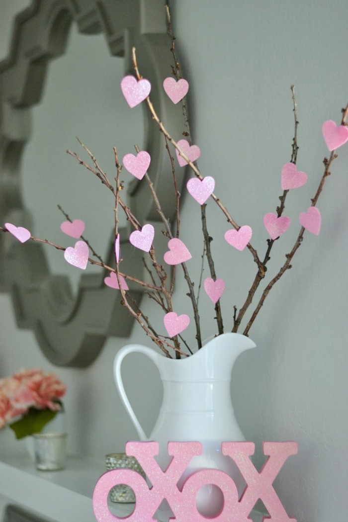 zimmer-dekorieren-rosige-schöne-herzen-in-einer-weißen-vase