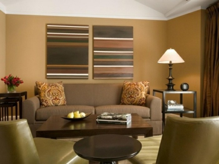 zwei-bilder-an-der-wand-beige-wohnideen-fürs-wohnzimmer-sofa-und-sessel