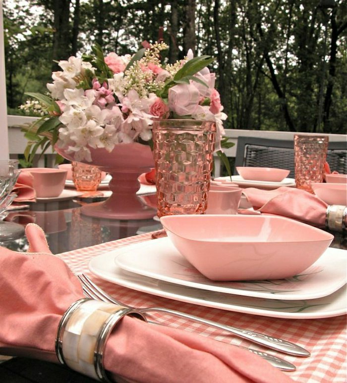 0-fantastische-Tischdekoration-in-Koralle-Farbe-luxuriöse-Servietten-falten