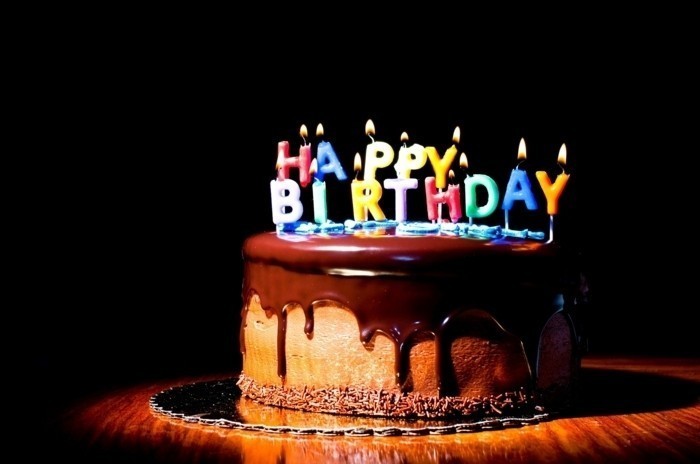 1-fantastischer-Geburtstagskuchen-mit-Schokolade-Kerzen-und-Aufschrift